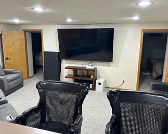 60% Discount !!! Waterfront 2 Bedrm Suite w/ 3 HD Smart TVs 86' w/ 2 Xboxes - South Bend - Living room