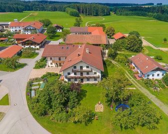 Vacation apartment Sonnenschein, for 5 persons, 70 sqm, 2 sep. Bedroom - Obing - Building