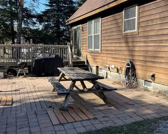 Arbor Pines Oak - walk to downtown Glen Arbor - Glen Arbor - Patio