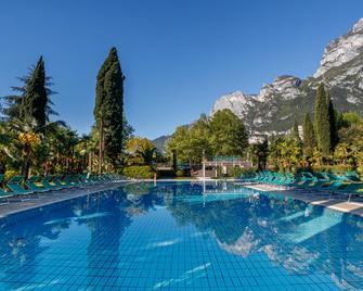 Du Lac Et Du Parc Grand Resort - Riva del Garda - Pool