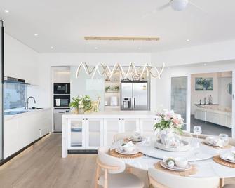 Immaculate Waterfront Residence-Masterpiece - Cedar Creek, Gold Coast - Dining room