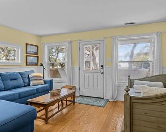 Mr. Bennie's Cafe - Harkers Island - Living room