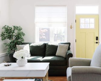 Brass Apple Cottage - Campbell River - Living room