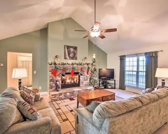 Blairsville Home with Deck and Stunning Mountain Views - Blairsville - Living room