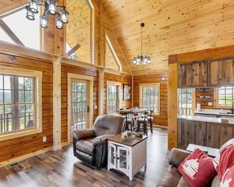 Peaceful Wyoming Cabin with Spacious Deck and Wet Bar! - Sundance - Soggiorno