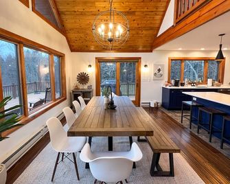 NEW - Gorgeous Modern Lodge w/ Mt View - 5 Min to Skiing - Windham - Salle à manger