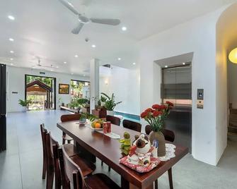 Phòng yên tĩnh có hồ bơi và ban công - Huong Thuy - Dining room