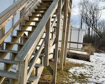 Modern Private 2-Bedroom Escape w/ Full Kitchen - Coatesville - Escaleras