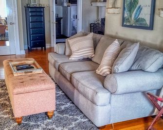 Lilac Inn - Brandon - Living room