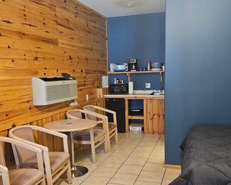 Barn In The Bush- Room 1, Lower level 2 queen beds - Russell