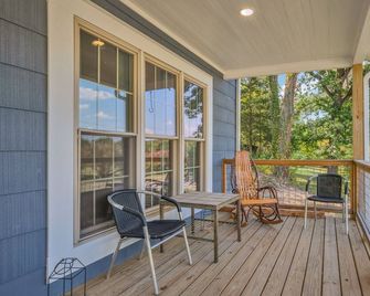 Delightful 3-bedroom just 1 minute from I-40. 25 minutes from downtown Nashville - Kingston Springs - Balcón