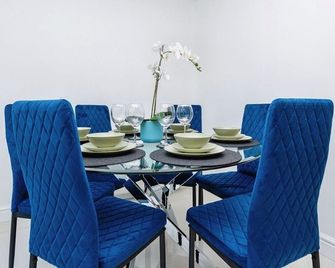 Modern 4-Bed House Corporate & Group Friendly - Stoughton - Salle à manger