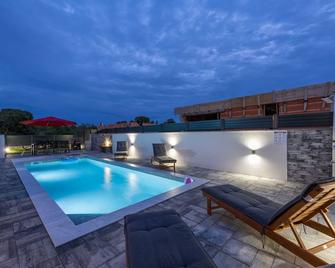 Peaceful Blooming Villa with Pool - Rovinj - Zwembad