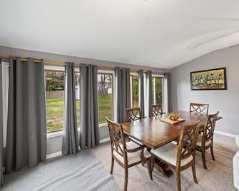 Steps to the beaches of Lake Erie 4BR, 3BA Beautiful House - Dunkirk - Essbereich