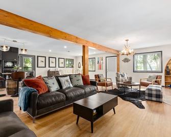 'The Motley Crew Haus' Northern MN Updated Lake House - 100 feet of lakeshore! - Motley - Living room