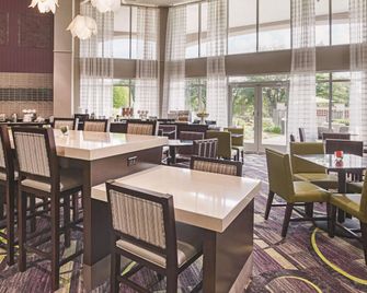 La Quinta Inn & Suites by Wyndham Fort Worth North - Fort Worth - Restaurante