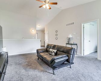 Michigan Home w/ Yard, 3 Mi to Detroit Airport - Romulus - Living room