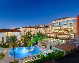 Piril Hotel Thermal Beauty Spa - צזמה - בניין