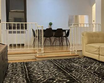 Modern Bronx Home - 30 Mins from Midtown - Bronx - Living room