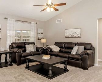 Beautiful New Home Among The Nook in Ham - Hamilton - Sala de estar