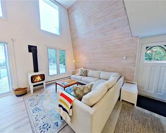 Warm Up Your Winter - Lakeview Hot Tub! - Bayfield - Living room