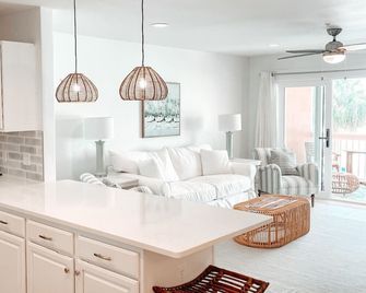 Sand Buckets Unit B, Ocean View Beach Townhouse - Mexico Beach - Sala de estar