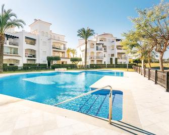Attractive vacation apartment on the first floor with large covered terrace and small garden - ideal - Roldan - Piscina