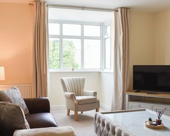 3 bedroom accommodation in Aycliffe Village - Newton Aycliffe - Living room