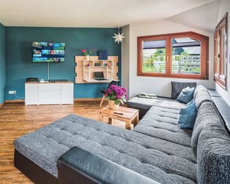 Ferienhaus Elbharmonie - Hunde willkommen, Garten vollständig umzäunt, Pool, Kamin und Spielzimmer - super für Familientreffen - Dresde - Sala de estar