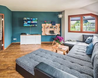 Ferienhaus Elbharmonie - Hunde willkommen, Garten vollständig umzäunt, Pool, Kamin und Spielzimmer - super für Familientreffen - דרזדן - סלון