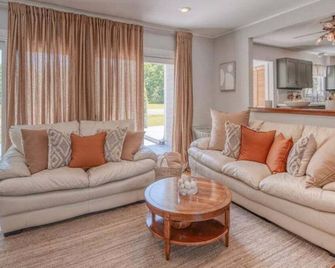 Hidden Dream MV Getaway - West Tisbury - Living room