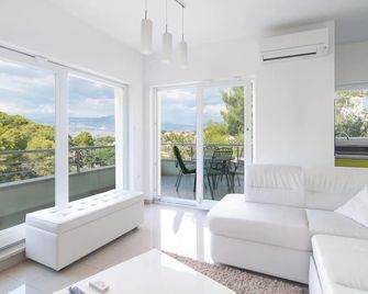 Amazing Home In Supetar - Supetar - Olohuone