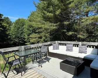 Private Barn Loft w/ King Bed | Cozy Forest Escape - Parry Sound - Balkón