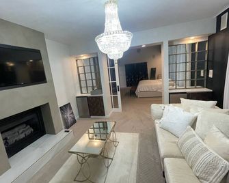 Beach Park Estate: Chef's Kitchen, Nature, Fitness Room, Naval Base, Beach, Lake - Beach Park - Living room