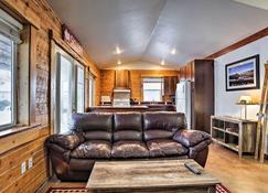 Cozy Teton Valley Escape Pet Friendly with a Fee! - Driggs - Living room