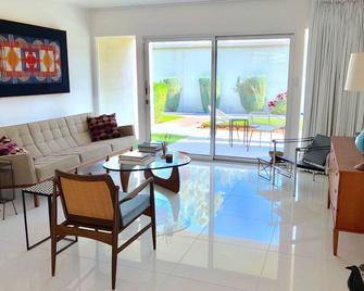 Serene Palm Springs Mid-Century Retreat Surrounded By Mountains & Close To All - Palm Springs - Living room