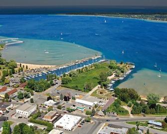 Walk Everywhere In The Adorable Village Of Suttons Bay. - Suttons Bay - Outdoors view