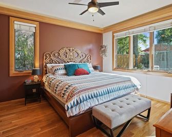 Downtown Craftsman with King Bed and Private Yard - Walk Everywhere - Bend - Bedroom