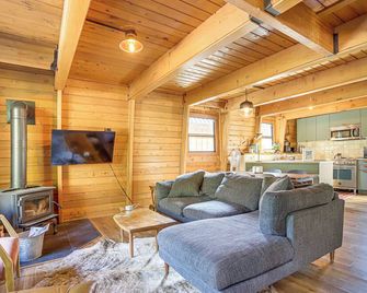 Cabin and Studio! Hot Tub, Large Deck, Pet Friendly and Walk to Ski Bowl - Government Camp - Вітальня