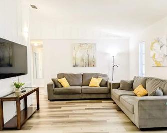 Huge House/Wi-Fi/Washer/Dryer/Near Beach/Downtown - Belleair Bluffs - Sala de estar