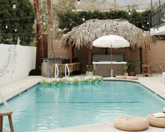 The Maya - Palm Springs - Piscina