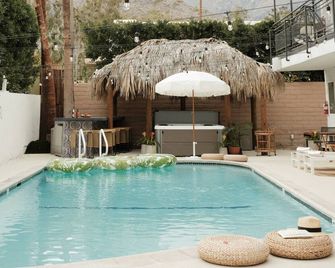 The Maya - Palm Springs - Piscina