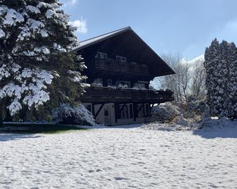 Authentic Swiss Chalet w/ private saltwater pool, sauna, grill, fire pit & more - New Glarus - Bâtiment