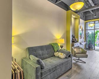 Modern Downtown Apt - Walk to Parks and Cafes! - Anchorage - Living room