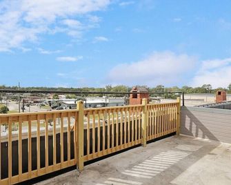 Penthouse Loft- Balcony Over Downtown Statesboro - Metter - Balcony