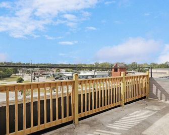 Penthouse Loft- Balcony Over Downtown Statesboro - Metter - Balcon