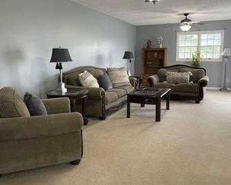 Cozy Ranch Style Home - Sparta - Sala de estar