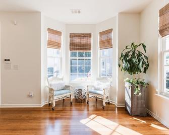 Luxury Townhouse Pet Friendly in Gvl-Mauldin-Simpsonville area. 2 car parking - Mauldin - Living room