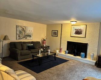 Cozy 4-bedroom house in wonderful Matteson with AC, WiFi - Matteson - Living room