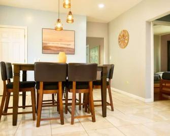 Cozy apartment 3rd 10min Walk Downtown and City View - Providence - Dining room